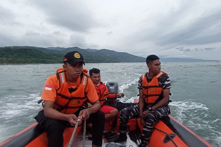 Tim SAR gabungan melaksanakan pencarian terhadap Makarius Sareng (60), nelayan yang hilang di Perairan Desa Watutedang, Kabupaten Sikka pada Senin (18/3/2024)