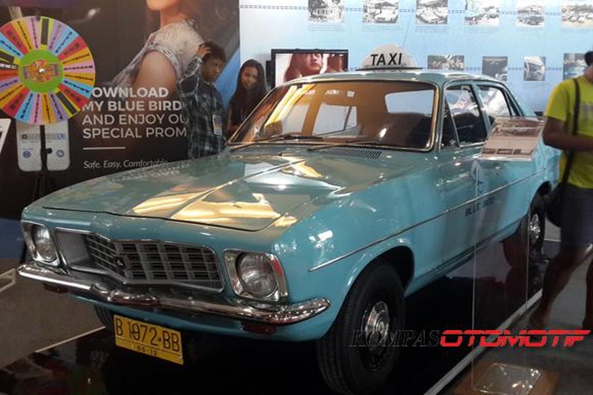 Holden Torana LJ Series, model untuk taksi Blue Bird pertama pada 1972, dipamerkan di Pameran Transportasi Indonesia 2015.