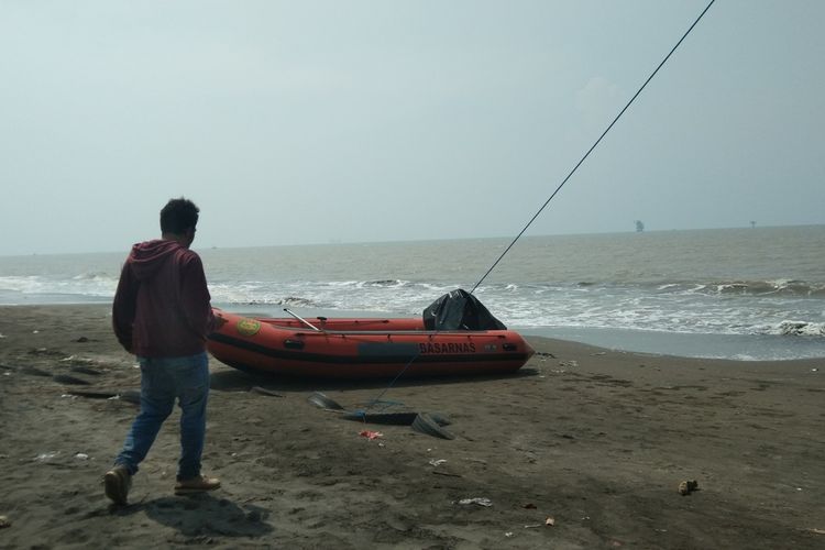 Pantauan di area Pos SAR Gabungan di Pantai Sedari, Karawang, Jawa Barat pada pencarian ABK KM Sida Rahayu 3 yang hilang di Laut Jawa, Selasa (30/8/2022).