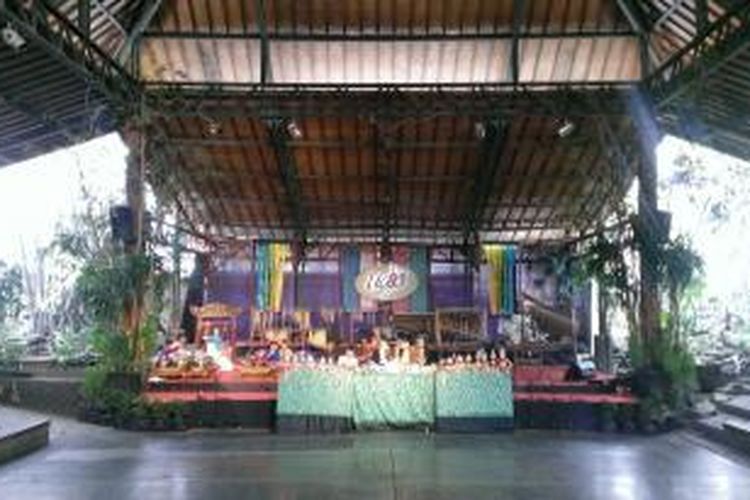 Pertunjukan wayang golek yang digelar di Saung Angklung Udjo, Bandung, Jawa Barat. Foto diambil pada Minggu (15/11/2015)