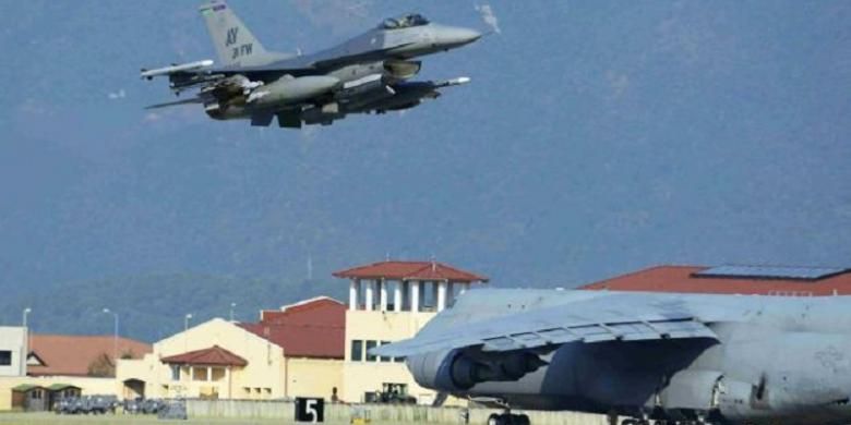 Sebuah jet tempur F-16 Fighting Falcon Angkatan Udara AS dari Pangkalan Udara Aviano, Italia, dikerahkan ke Pangkalan Udara Incirlik, Turki pada tanggal 9 Agustus 2015.