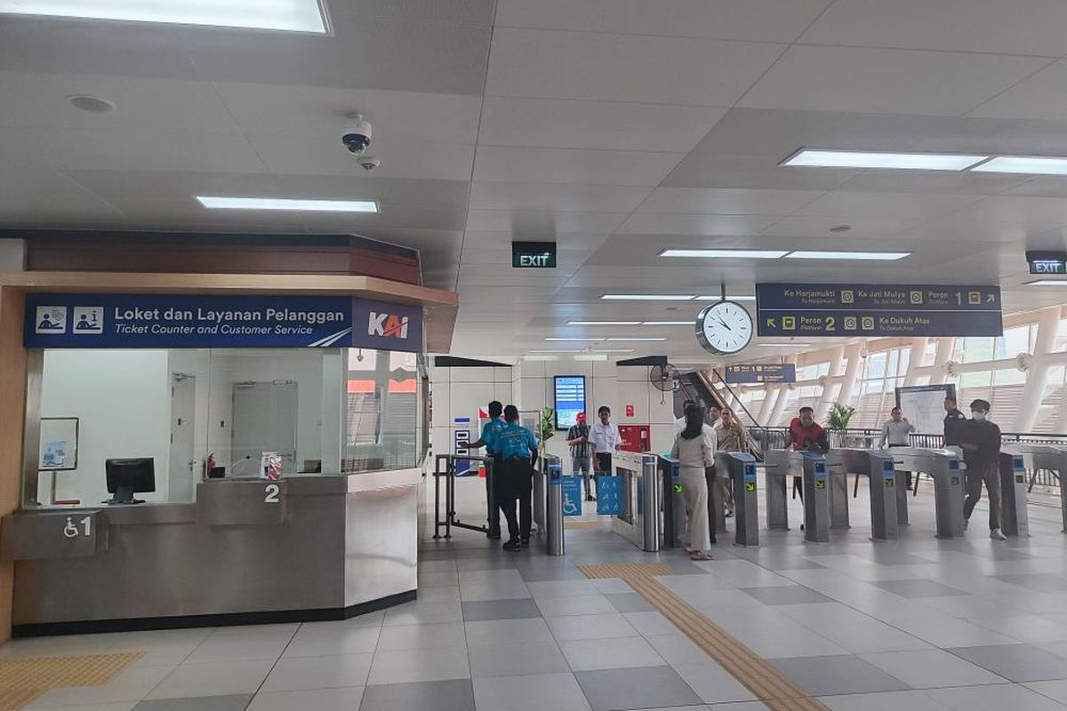 Hari kedua LRT beroperasi, Stasiun Rasuna Said masih sepi, Selasa (29/8/2023). 