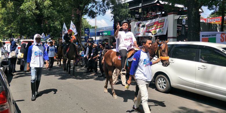 Para pendukung calon presiden nomor urut 02 Prabowo Subianto mulai memadati Stadion Sriwedari, Solo, Jawa Tengah, Rabu (10/4/2019).