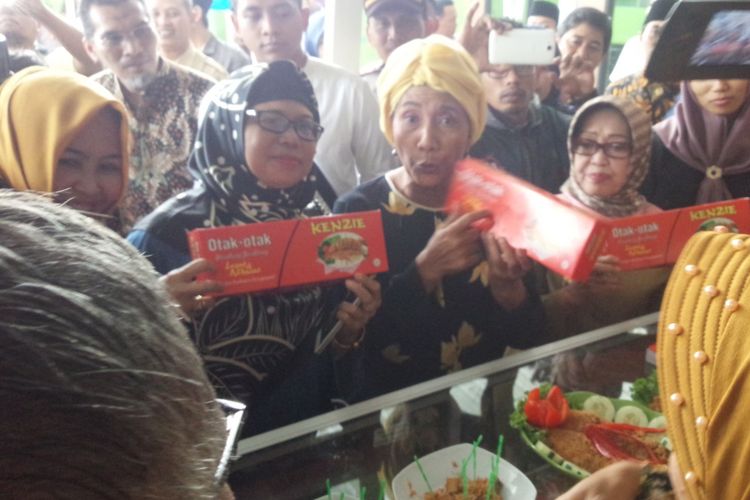 Menteri Kelautan dan Perikanan, Susi Pudjiastuti, saat mengunjungi salah satu stand kuliner ikan di Pesantren Tebuireng Jombang, Senin (30/7/2018).