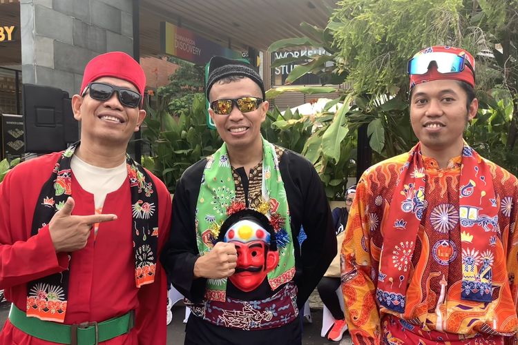 Tak Mau Kalah dengan Anak Muda, Bapak-bapak Ikut Lari 5K dengan Busana Betawi