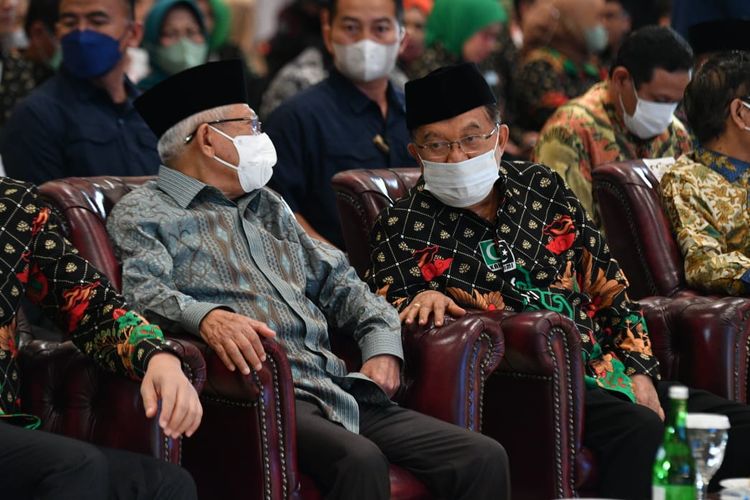 Wakil Presiden Ma'ruf Amin berbincang dengan mantan Wakil Presiden Jusuf Kalla di sela-sela Musyawarah Nasional ke-XI Korps Alumni Himpunan Mahasiswa Islam (KAHMI) di Palu, Jumat (25/11/2022).