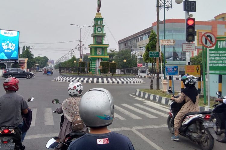 Pengguna jalan berhenti di lampu merah Simpang Tugu Bank Aceh yang diselimuti kabut asap di Jalan Merdeka, Kota Lhokseumawe, Senin (23/9/2019)