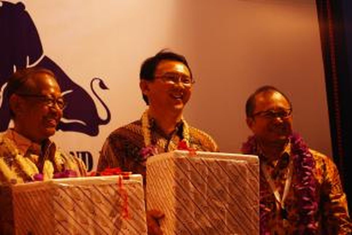 Wakil Gubernur DKI Jakarta (tengah) Basuki T Purnama, dan Wamentan Rusman Heriawan (kiri) saat mengunjungi salah satu stan di ILDEX 2013, di Jakarta, Kamis (3/10/2013).
