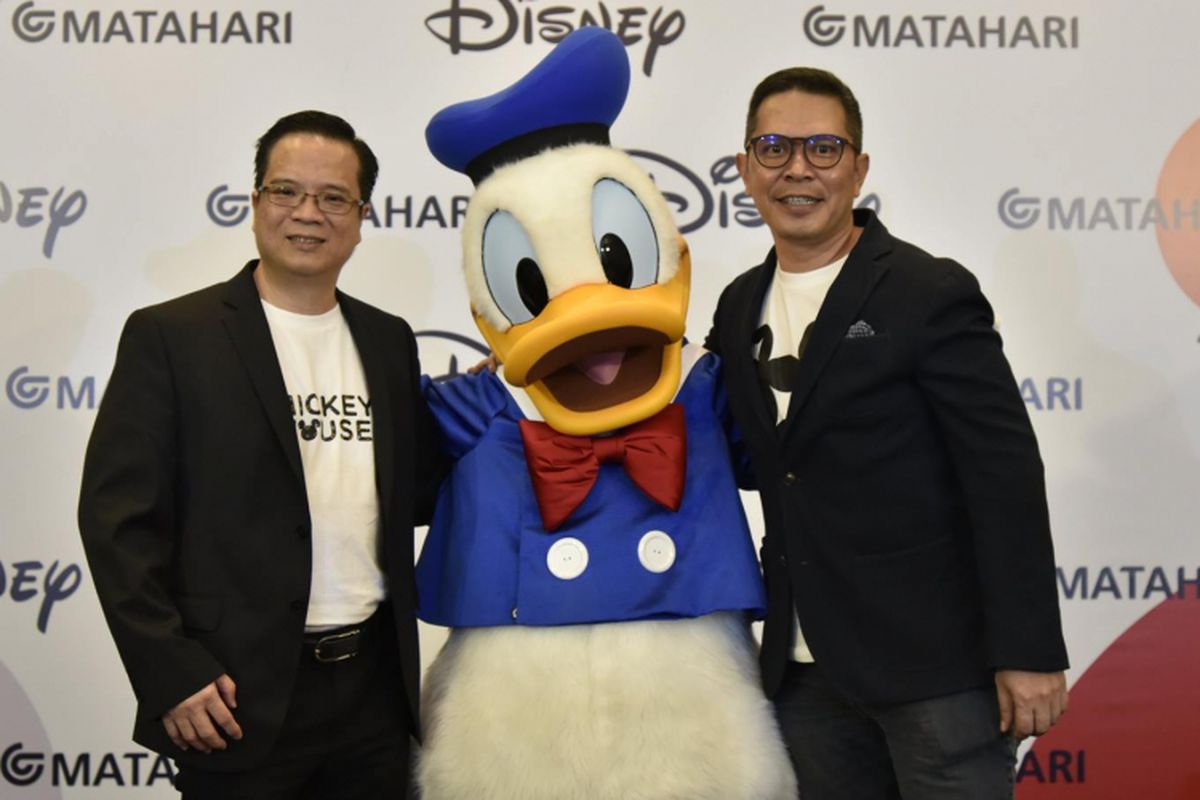 Marketing & Store Operation Director PT Matahari Departement Store, Christian Kurnia (kiri) dan Country Manager The Walt Disney Company Indonesia, Herry Salim (kanan).