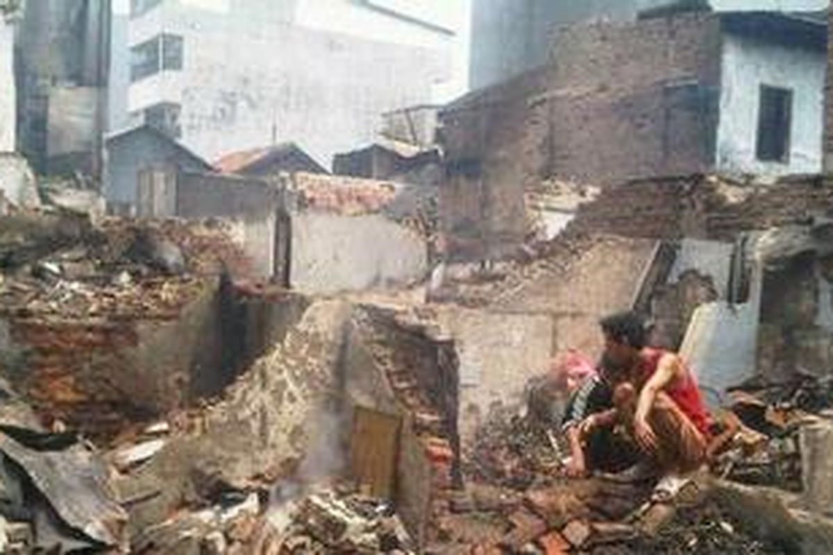 Puing-puing sisa kebakaran di kelurahan Sereal Kecamatan Tambora Jakarta Barat pada Jumat (24/8/2012). 