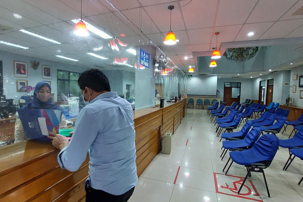 Seorang warga melakukan pembaruan data di Kantor Sudin Dukcapil Jakarta Barat.