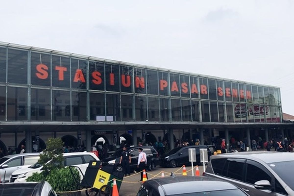 Suasana ramai di Stasiun Pasar Senen, Rabu (4/5/2022). Kahumas Daop 1 PT KAI Eva Chairunisa mengatakan sebanyak 39.300 penumpang arus balik tiba di berbagai stasiun di Jakarta, Jumat (6/5/2022). 