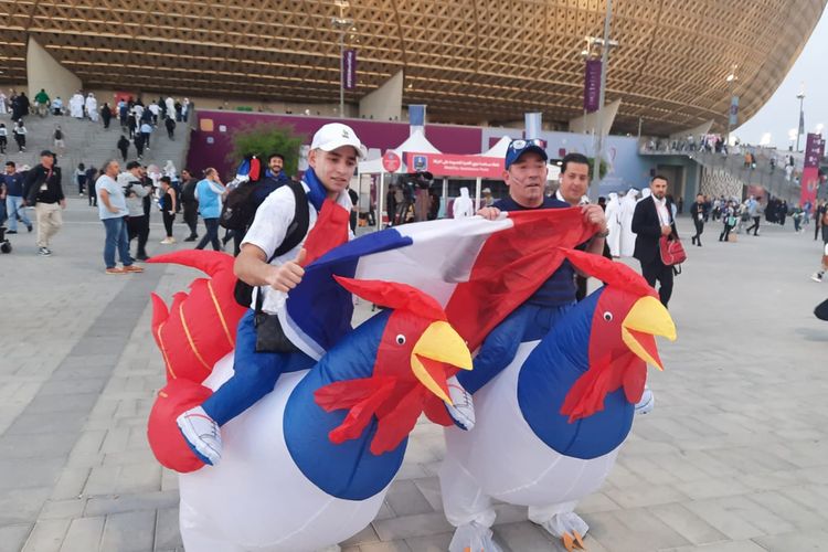 Dua suporter Perancis berdandan ala Ayam Jantan jelang laga Piala Dunia 2022 Argentina vs Perancis di Stadion Lusail, Doha, Qatar, Minggu (18/12/2022).