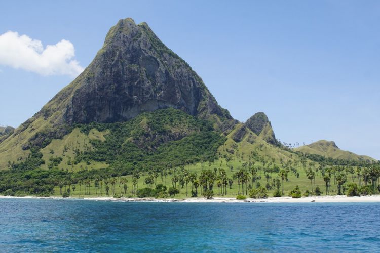 Pulau Mules di Kabupaten Manggarai, NTT dikembangkan oleh Kemendes PDTT dan Pemkab Manggarai sebagai destinasi wisata. 