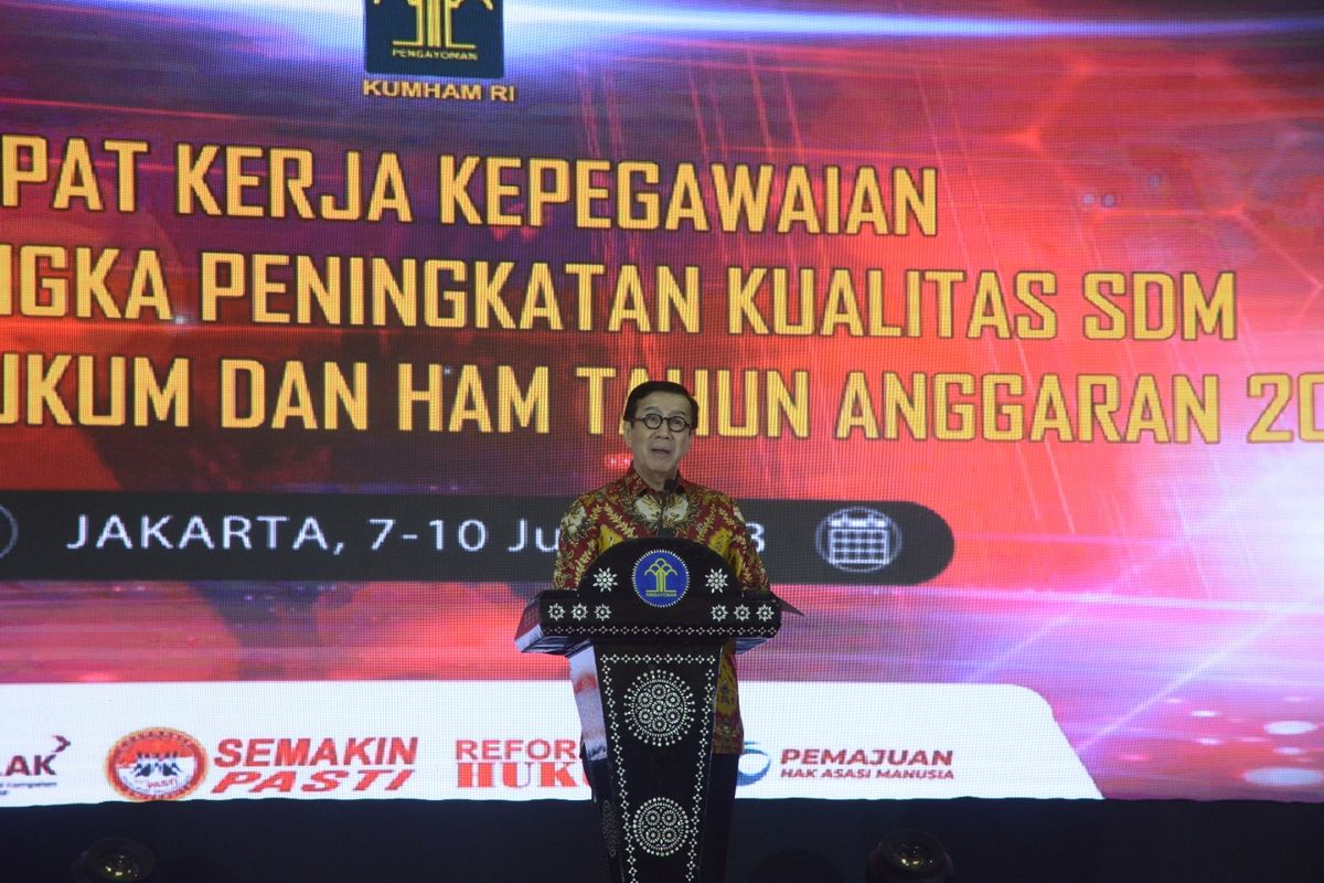  Menteri Hukum dan Hak Asasi Manusia (Menkumham) Yasonna H Laoly dalam pembukaan Rapat Kerja (Raker) Kepegawaian Tahun 2023 di Hotel Grand Mercure Kemayoran, Jakarta, Rabu (7/6/2023).
