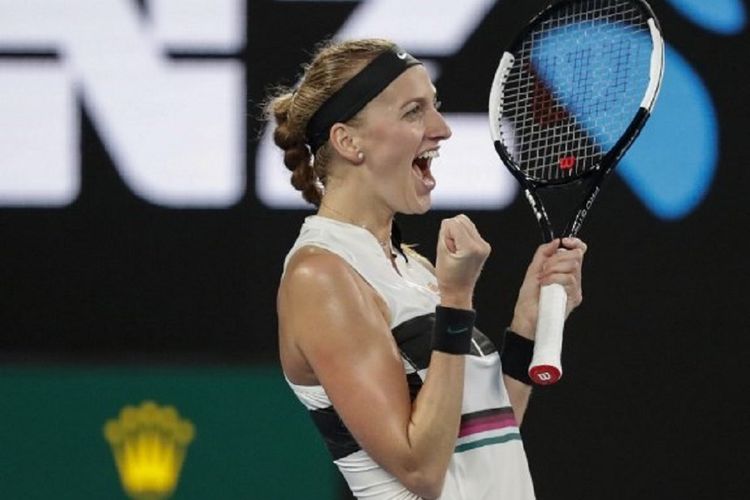 Petenis Ceko, Petra Kvitova, merayakan kemenangan atas Ashleigh Barty dalam laga perempat final Australian Open 2019, Selasa (22/1/2019).