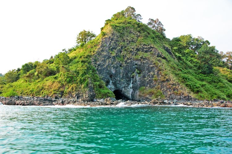 Pulau Kunti di Geopark Ciletuh-Pelabuhan Ratu di Kabupaten Sukabumi, Jawa Barat. Indonesia berpeluang jadi negara dengan geopark terbanyak di dunia. Pengembangan geopark dinilai bisa memperkuat ekonomi dan perlindungan alam.
