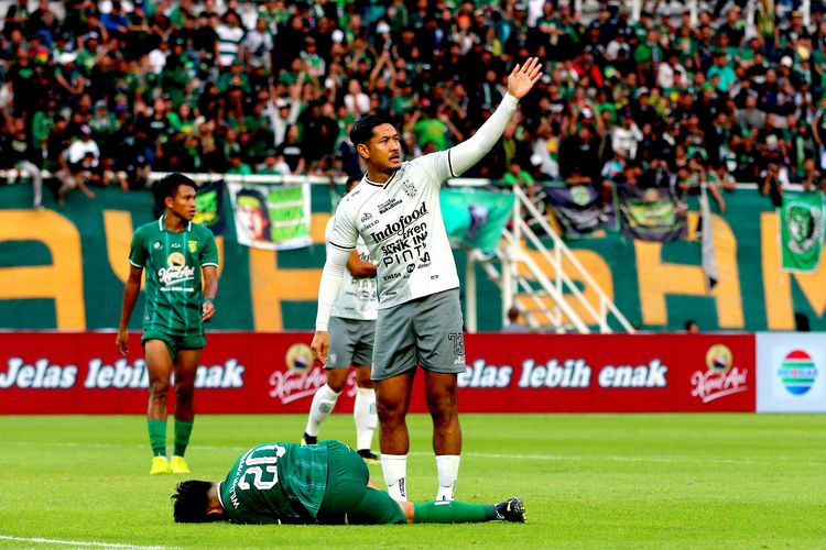 Pemain Bali United Jajang Mulyana usai melanggar pemain Persebaya Surabaya saat pertandingan ujicoba untuk memperingati Hari Jadi ke-730 tahun Kota Surabaya yang berakhir dengan skor 3-1 di Stadion Gelora Bung Tomo Surabaya, Minggu (28/9/2023) sore.