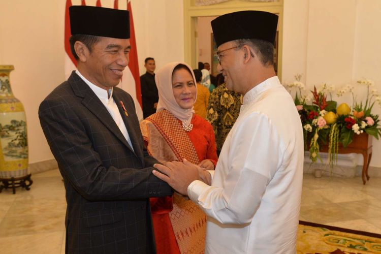 Presiden Joko Widodo (kiri) dan Ibu Negara Iriana Joko Widodo (tengah) berjabat tangan dengan Gubernur DKI Jakarta Anies Baswedan (kanan) di acara Silahturahmi Idul Fitri 1 Syawal 1439 H di Istana Kepresidenan Bogor, Jawa Barat, Jumat (15/6/2018). Presiden Joko Widodo dan Ibu Negara Iriana Jokowi melakukan silahturahmi lebaran dengan berbagai kalangan masyarakat mulai pejabat negara, menteri Kabinet Kerja dan masyarakat umum yang tinggal di sekitar Kota Bogor, Jawa Barat.