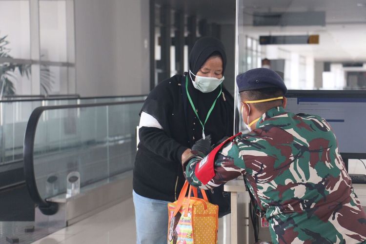 PMI dari Malaysia tiba di Bandara Internasional Juanda, Surabaya, Jawa Timur.