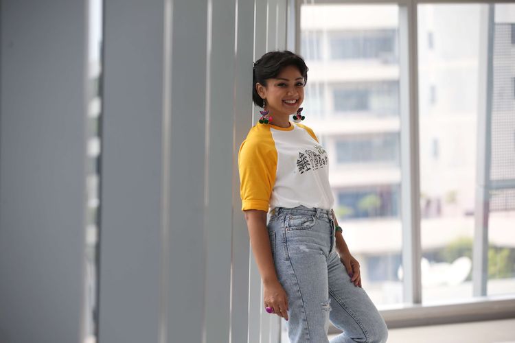 Nirina Zubir pemeran Emak dalam film Keluarga Cemara saat mengunjungi kantor Redaksi Kompas.com di Menara Kompas, Jakarta, Senin (26/11/2018). Film Keluarga Cemara akan tayang di bioskop 3 Januari 2019 mendatang.