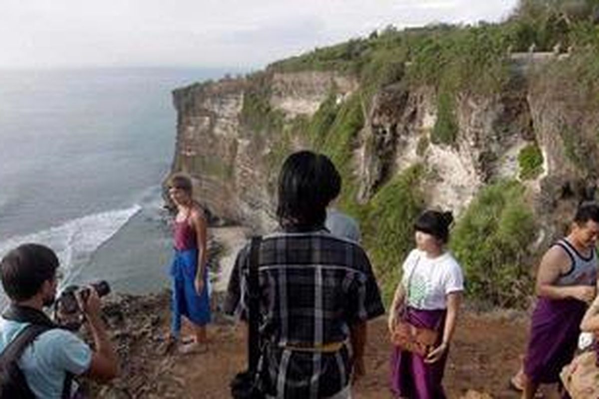 Wisatawan mengunjungi lokasi wisata Pura Ulu Watu, Bali, Selasa (1/1/2011).  