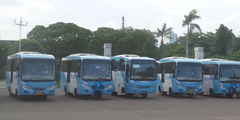 Puluhan bus kopaja berstandar transjakarta yang dihadirkan saat acara peluncuran bus-bus kopaja teringrasi transjakarta di  Parkir Timur Senayan, Selasa (21/12/2015)