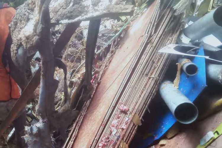 Kondisi di lokasi kecelakaan pesawat Rimbun Air. Tampak bahan bangunan yang dibawa pesawat tersebut berada di antara puing-puing badan pesawat yang sudah hancur, Bilogai, Distrik Sugapa, Kabupaten Intan Jaya, Papua, Senin (20/9/2021)