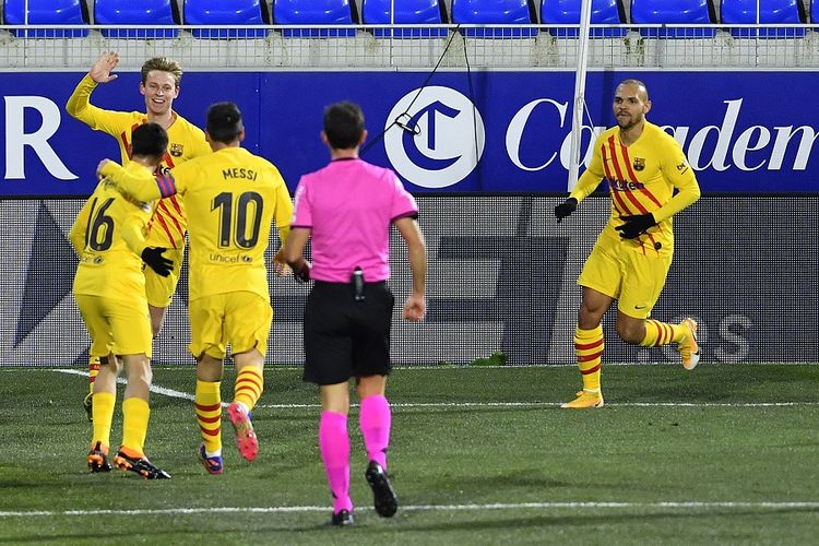 Gelandang Barcelona, Frenkie De Jong (mengangkat tangan), merayakan gol bersama rekan satu timnya setelah mencetak gol dalam pertandingan La Liga Spanyol antara Huesca vs Barcelona di Stadion El Alcoraz di Huesca pada 3 Januari 2021.
