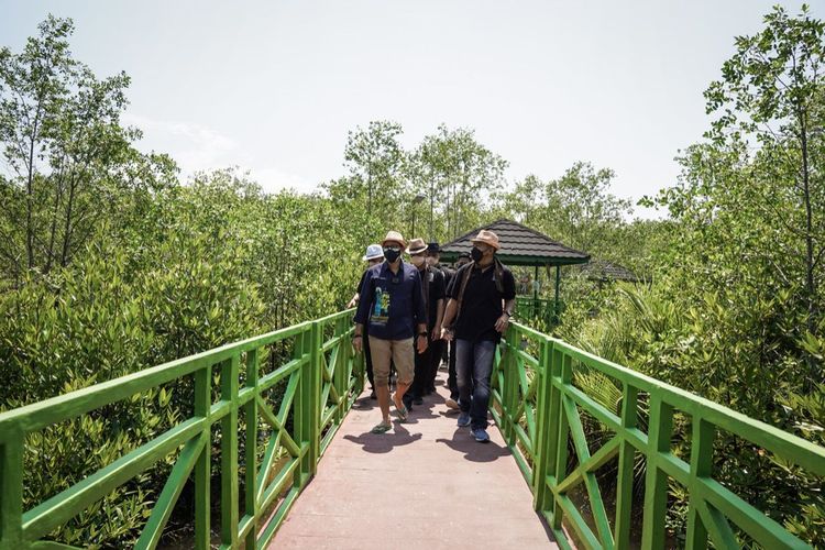 Menteri Pariwisata dan Ekonomi Kreatif Sandiaga Uno dalam kunjungan ke Desa Wisata Apar Pariaman di Sumatera Barat, Jumat (27/8/2021).