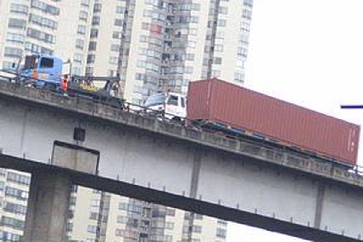 Truk kontainer yang mogok di fly over Tomang, Selasa (5/2), sedang diderek.