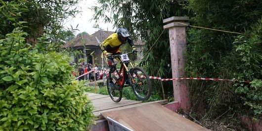 Kabut tipis turun dari puncak Gunung Merapi menuju New Selo, Boyolali, saat seeding run 76 Indonesian Downhill Urban 2018 dimulai, Sabtu (31/3).