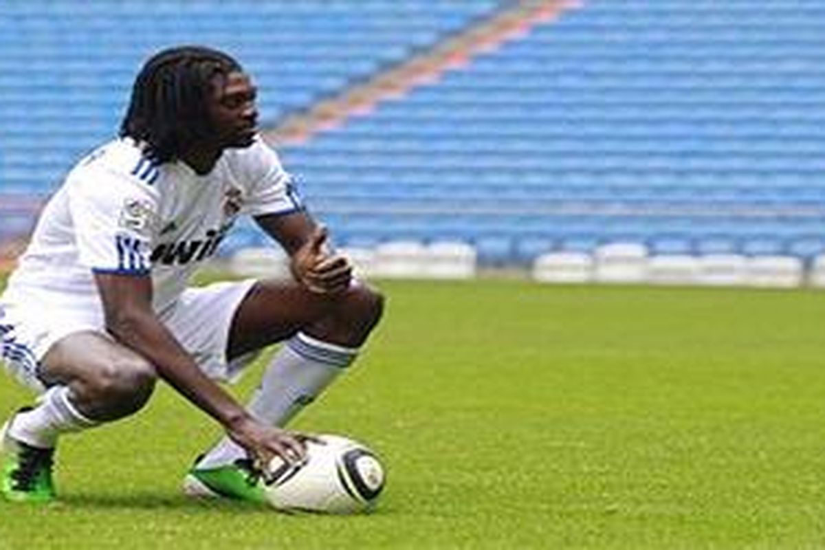 Emmanuel Adebayor dengan seragam Real Madrid.