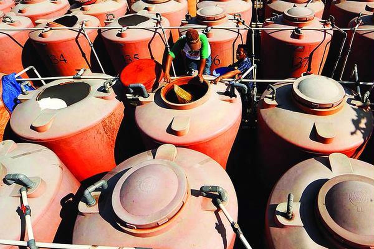 Pekerja menjaga fermentasi pupuk hayati cair di sentra produksi pupuk organik Agrobost di Jalan Raya Astek, Serpong. Tangerang Selatan, Banten, Minggu (11/12). Pupuk hayati  Agrobost diekspor ke China, Vietnam, dan Taiwan.