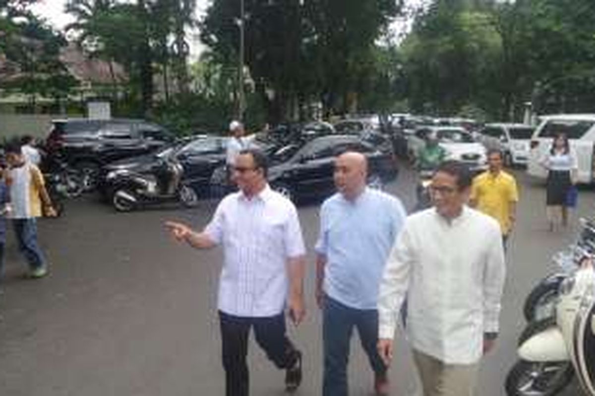 Bakal calon Gubernur DKI dari Partai Gerindra, Sandiaga bersama Anies Baswedan shalat di Masjid Al Taqwa, tak jauh dari kediaman Ketua Umum Gerindra, Prabowo Subianto, Jumat (23/9/2016)