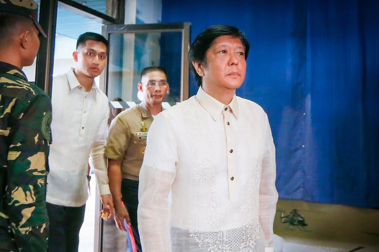 Ferdinand Bongbong Marcos Jr melarikan diri dari Filipina di usia 29 tahun mengasingkan diri bersama keluarganya. Sekarang dia telah menjadi presiden Filipina. Marcor meminta sekolah-sekolah di Filipina melakukan pembelajaran tatap muka kembali setelah Pandemi Covid-19 melanda.