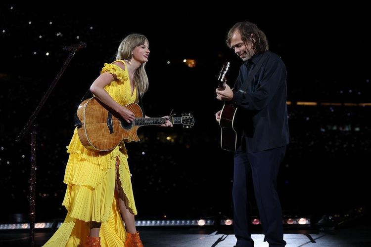 Taylor Swift mengenakan gaun rancangan desainer Jessica Jones dalam sesi akustik di konser Eras Tour. 