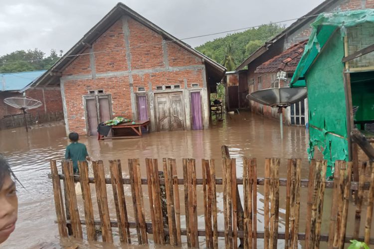 Tampak pemukiman warga di Desa Anamina, Kecamatan Manggelewa, Terendam Banjir, Jumat (2/12/2022). 