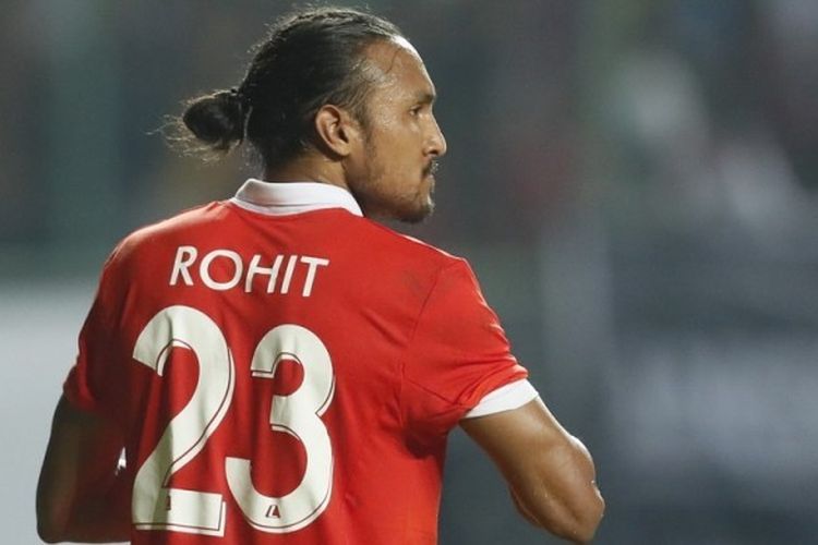 Gelandang Persija Jakarta, Rohit Chand, dalam pertandingan uji coba menghadapi Indonesia U-22 di Stadion Patriot Candrabhaga, Bekasi, pada Rabu (5/4/2017).