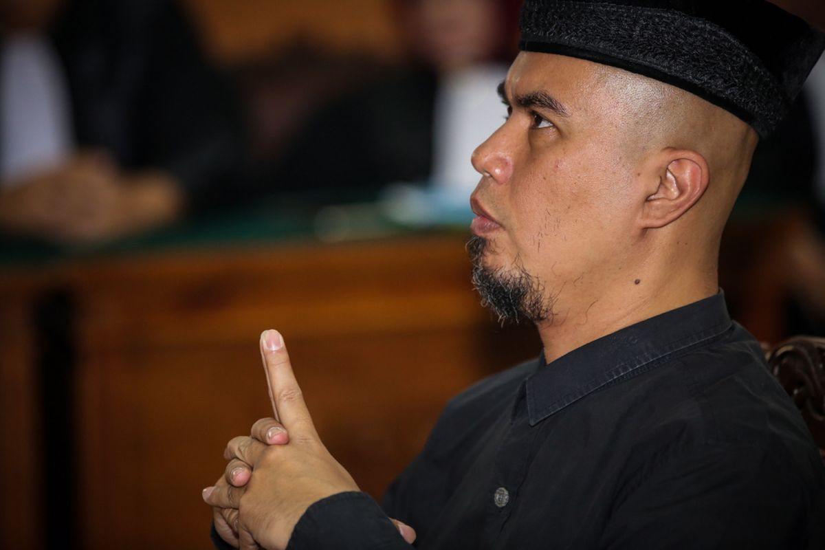 Artis musik Ahmad Dhani saat menjalani sidang kasus dugaan ujaran kebencian di Pengadilan Negeri Jakarta Selatan, Senin (16/4/2018). Ahmad Dhani diduga melanggar Pasal 45A Ayat 2 juncto Pasal 28 Ayat 2 Undang-undang Nomor 19 Tahun 2016 tentang Informasi dan Transaksi Elektronik juncto Pasal 55 Ayat 1 KUHP.