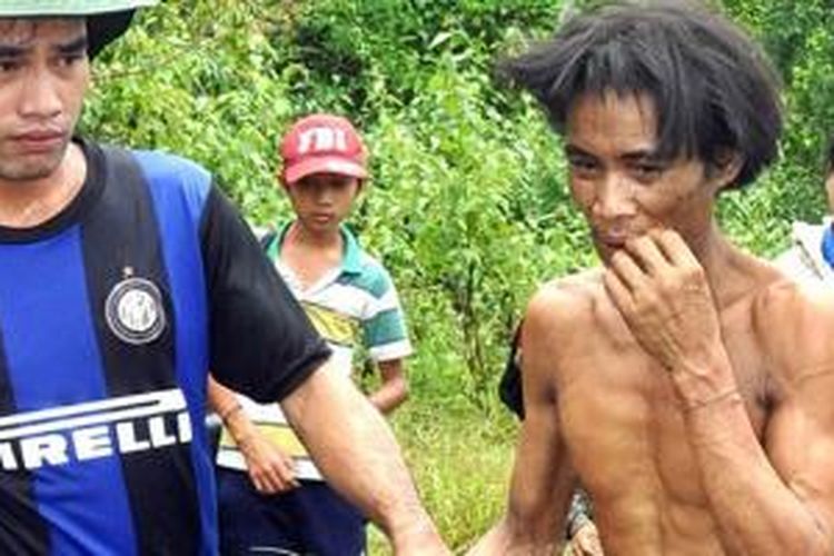 Ho Van Lang, 41 tahun, telah hidup di tengah hutan di Vietnam sejak dia berusia dua tahun.

