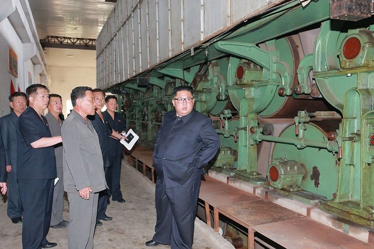 Pemimpin Korea Utara Kim Jong Un mengunjungi sebuah pabrik bahan kimia beberapa belum lama ini.