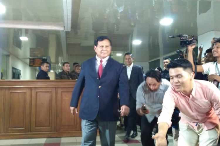 Ketua Umum Partai Gerindra Prabowo Subianto usai menjenguk Ketua Umum Partai Demokrat Susilo Bambang Yudhoyono yang tengah dirawat di Rumah Sakit Pusat Angkatan Darat (RSPAD) Gatot Subroto, Jakarta Pusat, Rabu (18/7/2018) malam.