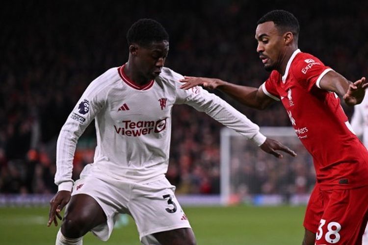 Gelandang muda Manchester United, Kobbie Mainoo (kiri), berebut bola dengan gelandang Liverpool, Ryan Gravenberch, dalam laga pekan ke-17 Premier League 2023-2024 yang digelar di Stadion Anfield pada Minggu (17/12/2023). (Foto oleh PAUL ELLIS/AFP)