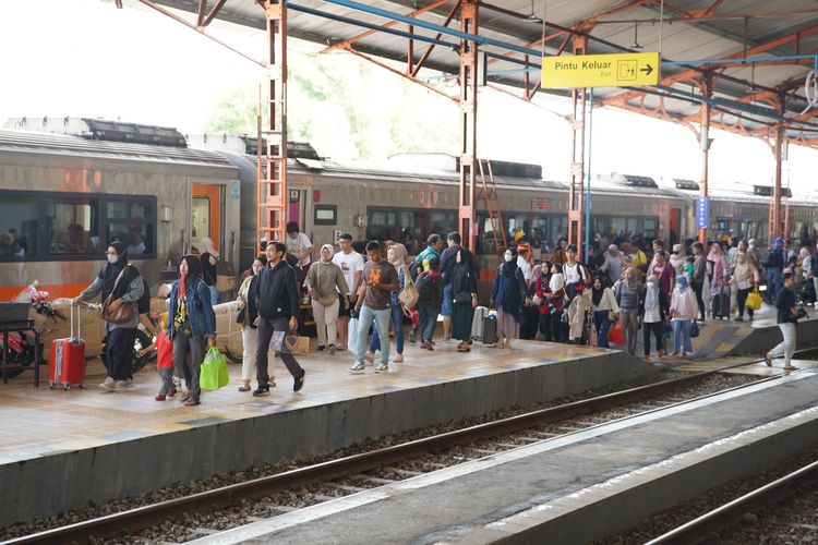 Penumpang angkutan kereta api Daop 7 Madiun, Jawa Timur. 