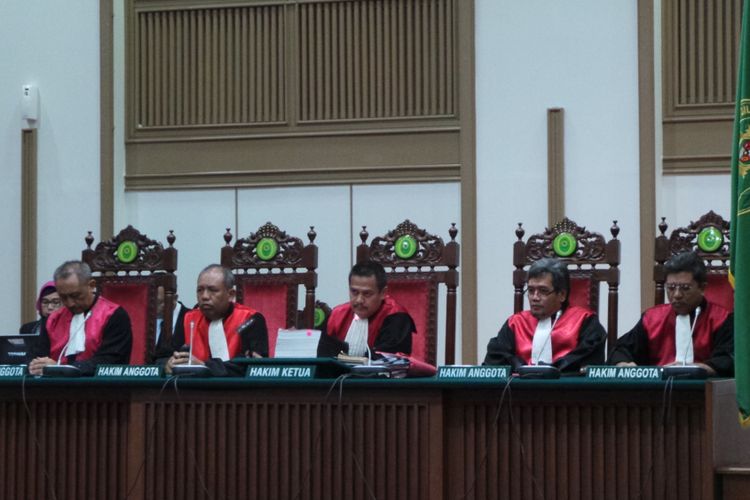 Majelis hakim dalam persidangan kasus dugaan penodaan agama dengan terdakwa Basuki Tjahaja Purnama atau Ahok. Adapun majelis hakim itu dipimpin oleh Dwiarso Budi Santiarto. Foto diambil Selasa (4/4/2017).