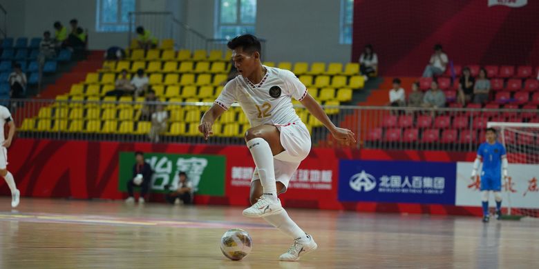 Aksi pemain Timnas futsal Indonesia dalam dalam ajang CFA International Futsal 2025 yang digelar di Shijiazhuang College Sports Arena.