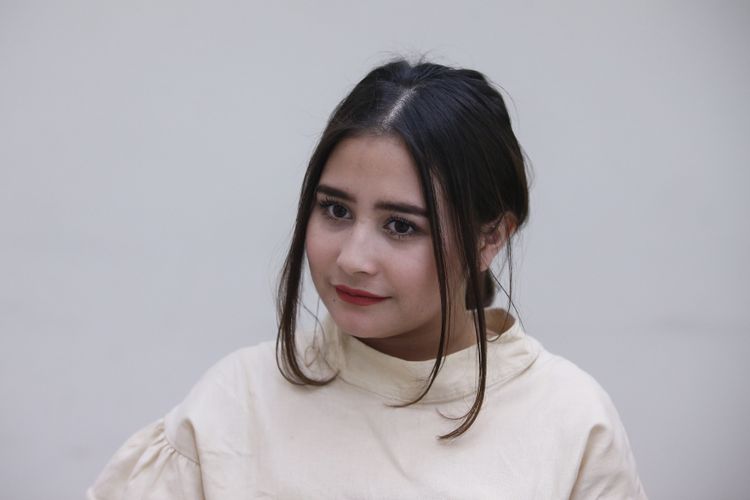 Artis peran Prilly Latuconsina saat wawancara di Kantor Redaksi Kompas.com, Jakarta, Selasa (27/3/2018). Ia tengah mempromosikan film terbaru yang dibintanginya berjudul Danur 2 : Maddah.