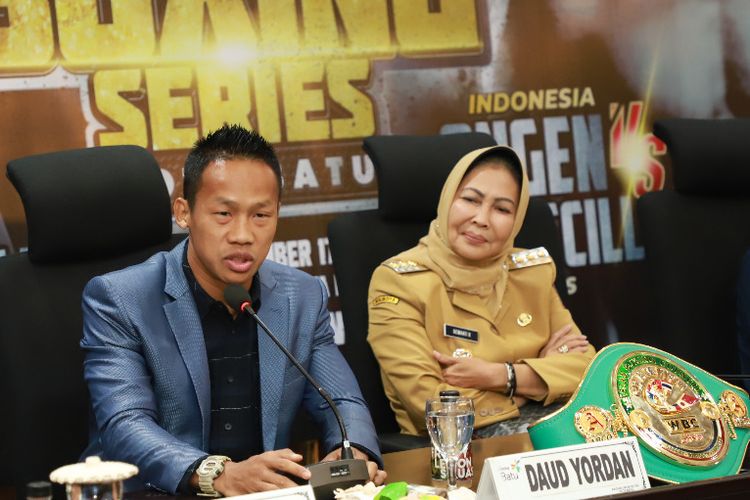 Petinju Indonesia, Daud Yordan (kiri) dan Wali Kota Batu, Dewanti Rumpoko menjawab pertanyaan awak media saat konferensi pers, Senin (11/11/2019).