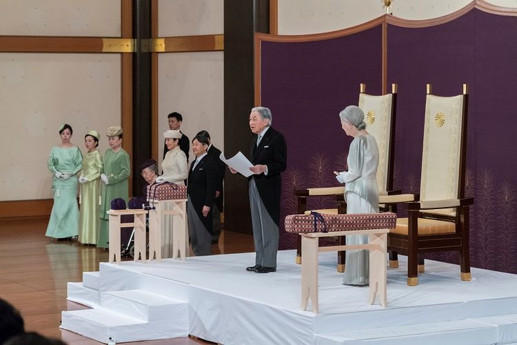 Kaisar Jepang Akihito, didampingi Ratu Michiko, membawakan pidato dalam ritual yang disebut Taiirei-Seiden-no-gi,sebuah seremoni penyerahan tahta kaisar, di Istana Kekaisaran Tokyo, Selasa (1/4/2019).